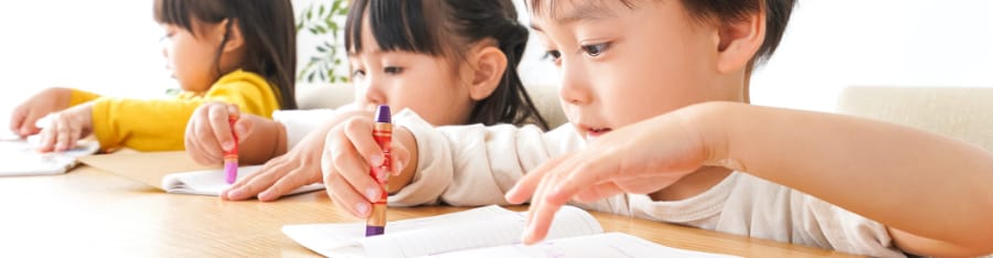 勉強する子どもたち
