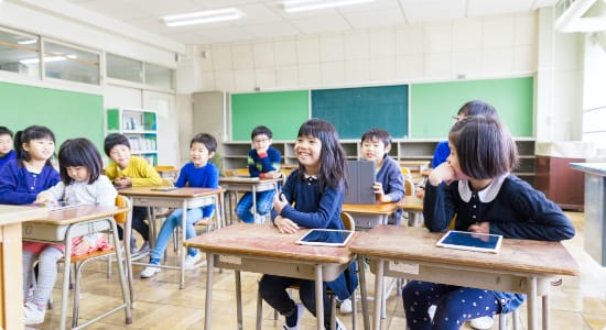 笑顔の子供たちと教室の風景